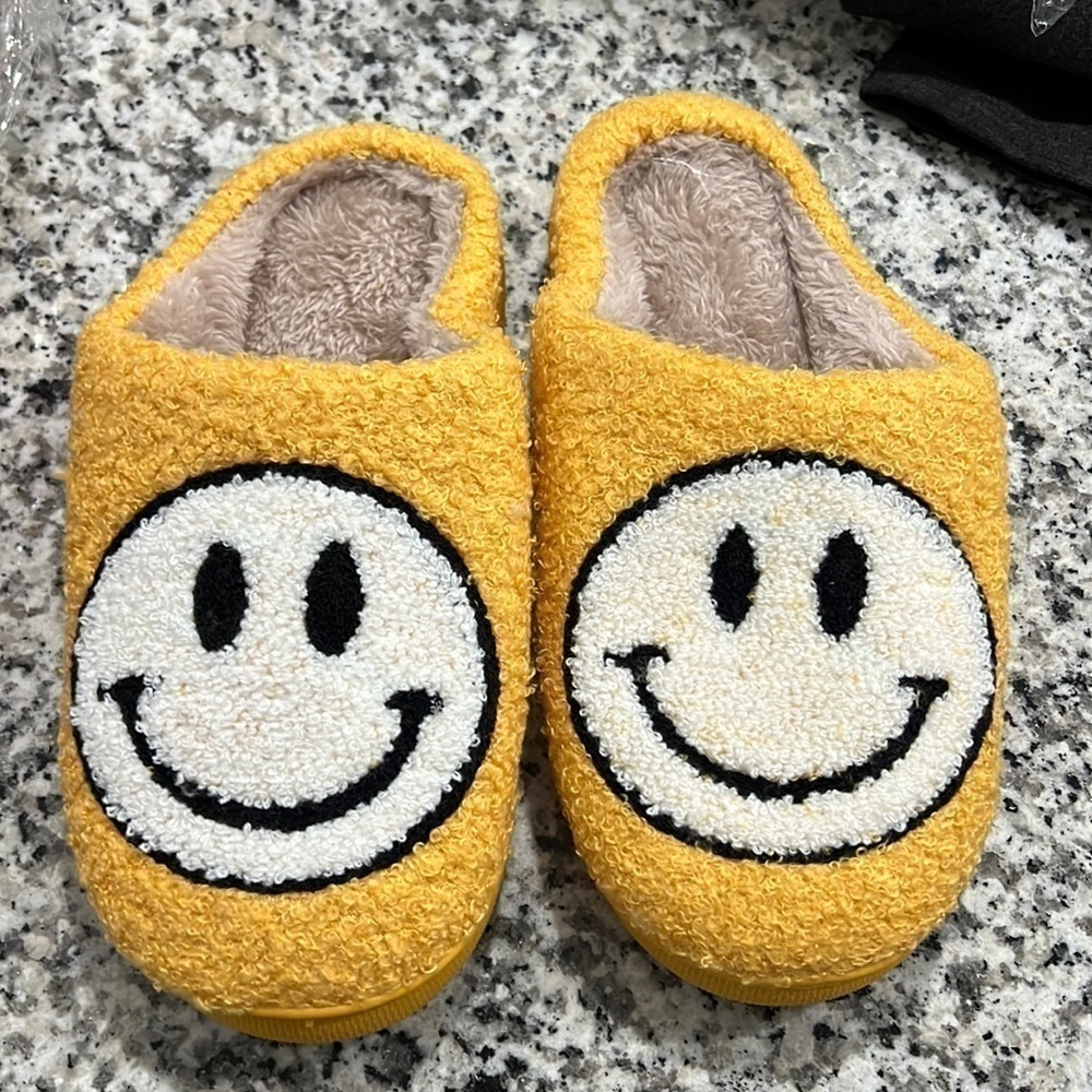 𝅺smiley face slippers